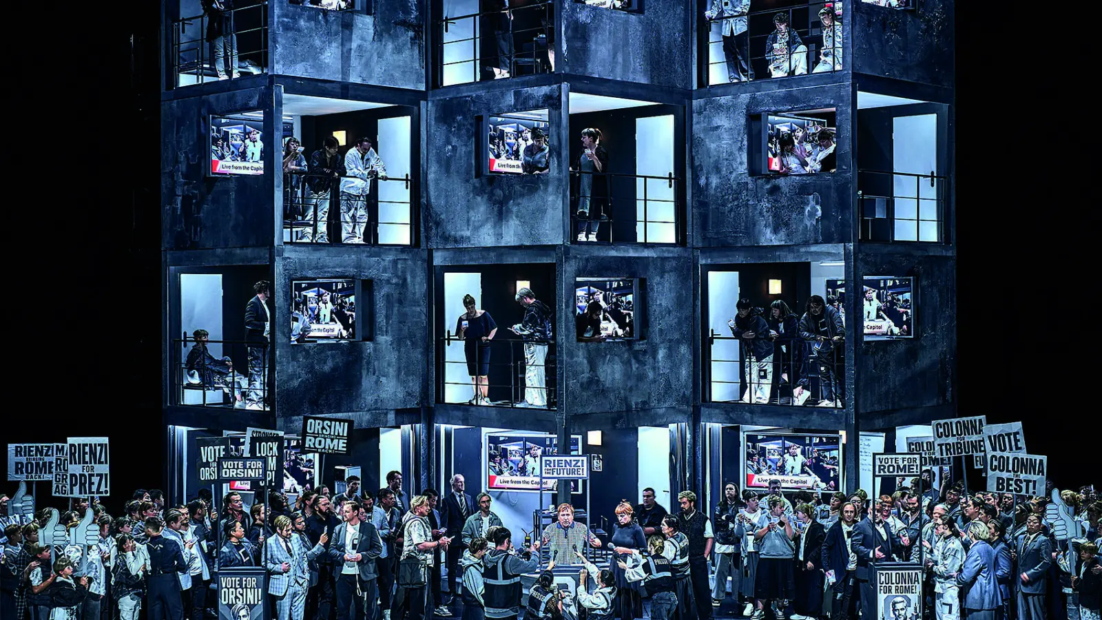 Historische „Rienzi“-Premiere im Festspielhaus: Musikalisch vielfach gelobt, szenisch kontrovers diskutiert: Die Inszenierung sorgte für ein geteiltes Presseecho. Zuspruch erfolgte für die zeitgenössische Deutung des in Rom im 14. Jahrhundert spielenden historischen Stoffes.	<br> (Foto: Bayreuther Festspiele/Enrico Nawrath)