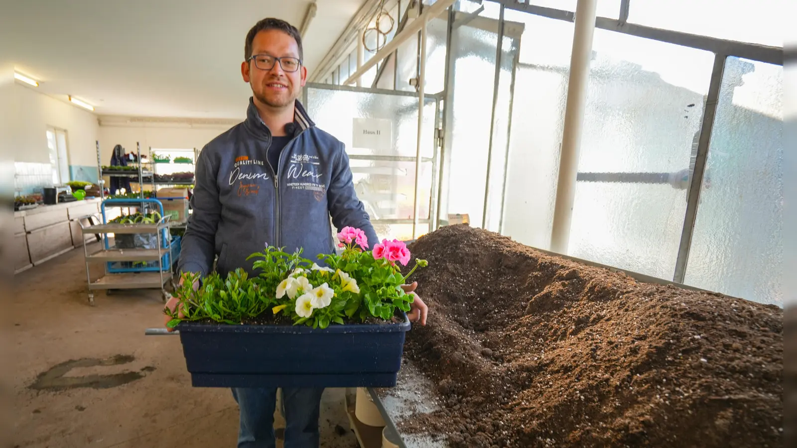Gärtnermeister Harald Gräbner verrät, welche Pflanzen sich gut für Balkonkästen eignen und was bei der Pflege zu beachten ist.  (Foto: Stadt Bayreuth)