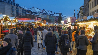Besucher des Bayreuther Christkindlesmarkt am 1. Adventssamstag 2023. (Foto: Stefan Dörfler)