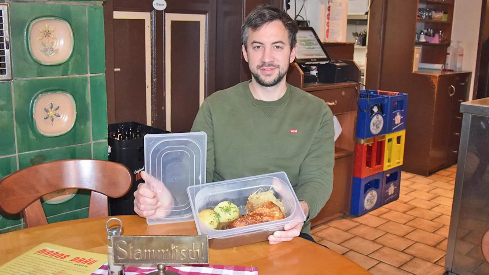 Christian Hacker vom Manns Bräu in Bayreuth bietet zwei verschiedene Mehrwegsysteme für Essen zum Mitnehmen an. (Foto: Lenkeit)