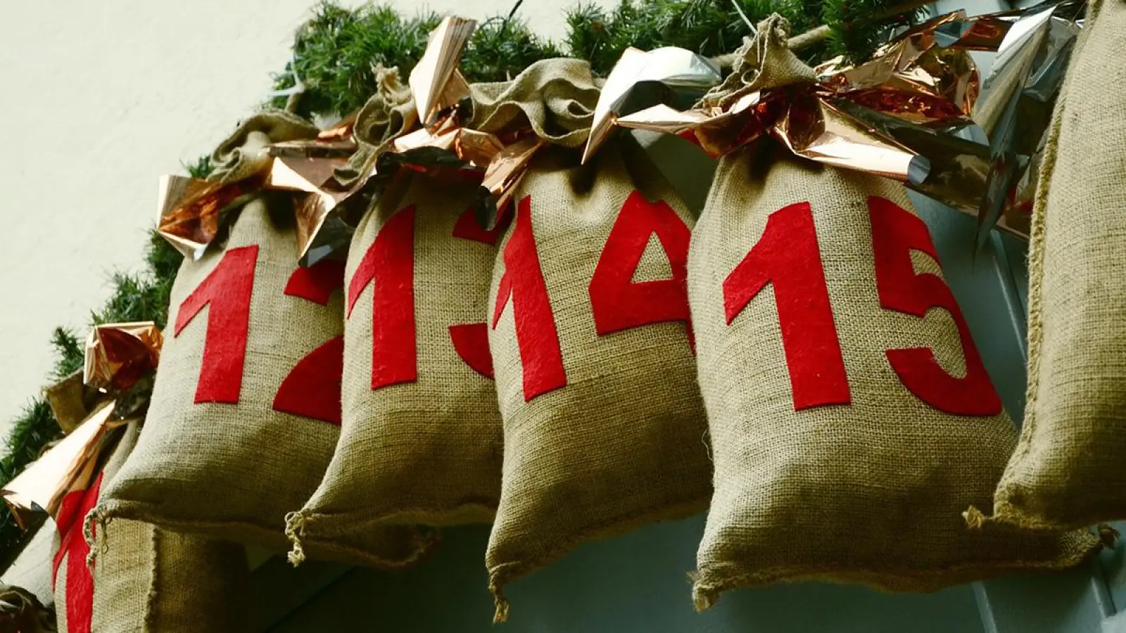 Weihnachtliche Erfahrungen schon während des Jahres sammeln und dann davon erzählen. (Symbolbild: congerdesign)