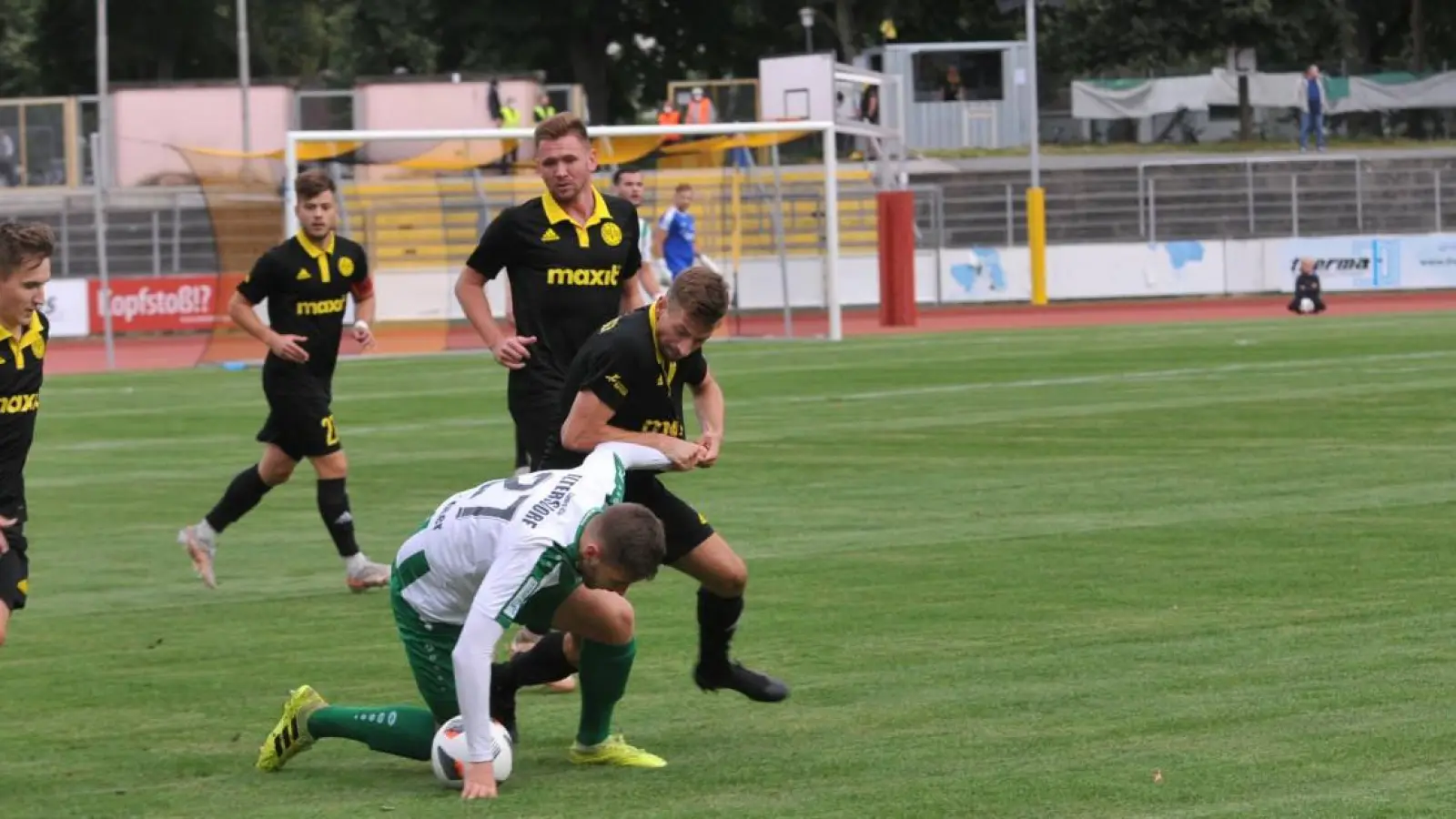 Alex Nollenbeger beim Kampf um den Ball. (Foto: Andi Bär)