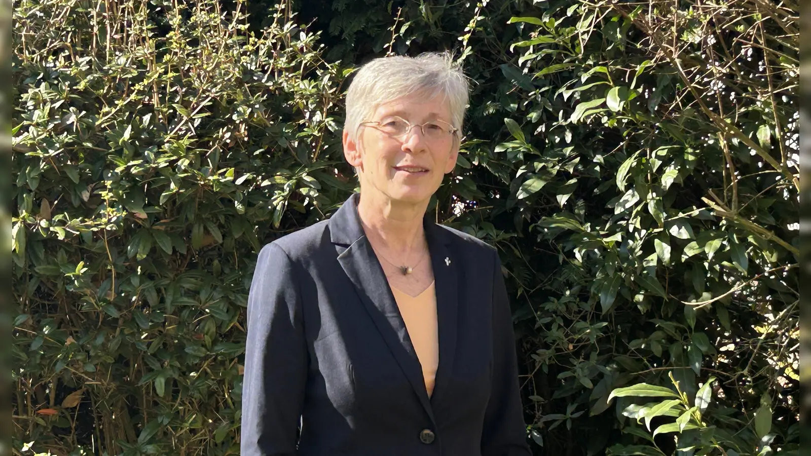 Berhild Sachs im Garten des Bischofssitz in Bayreuth im Stadtteil Altstadt.  (Foto: gmu)