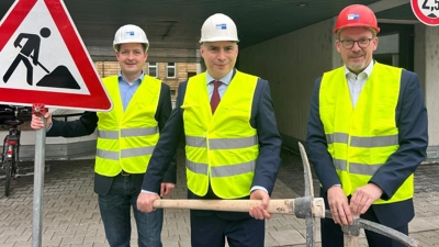 IHK-Präsident Dr. Michael Waasner (Mitte), Hauptgeschäftsführer Wolfram Brehm (rechts) und Stv. Hauptgeschäftsführer Tobias Hoffmann freuen sich über den planmäßigen Start der Abbrucharbeiten (Foto: IHK für Oberfranken Bayreuth)