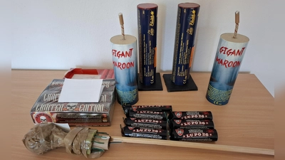 Ein kleiner Teil des sichergestellten illegalen Feuerwerks.  (Foto: Polizei)