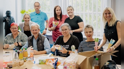 Staatssekretärin Silke Launert und Stadtratskandidaten haben die Schultüten befüllt. (Foto: CSU Bayreuth | Serafina Heerling)