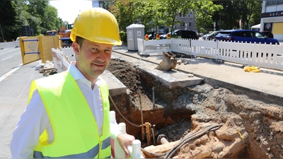 Stadtwerke-Geschäftsführer Markus Rützel vor der Baustelle am Hohenzollernring. (Foto: Stadtwerke Bayreuth)