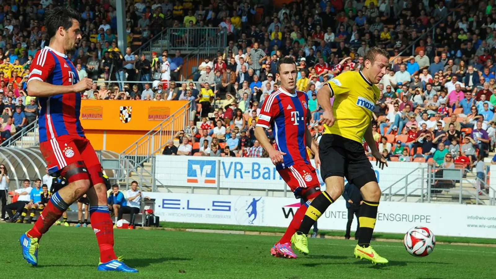 3. Oktober 2014: Dominik Stolz erzielt in der 27. Minute die 1:0 Führung für Bayreuth. Das Spiel endet 1:2. Foto: Klaus-Peter Volke (Foto: Klaus-Peter Volke)