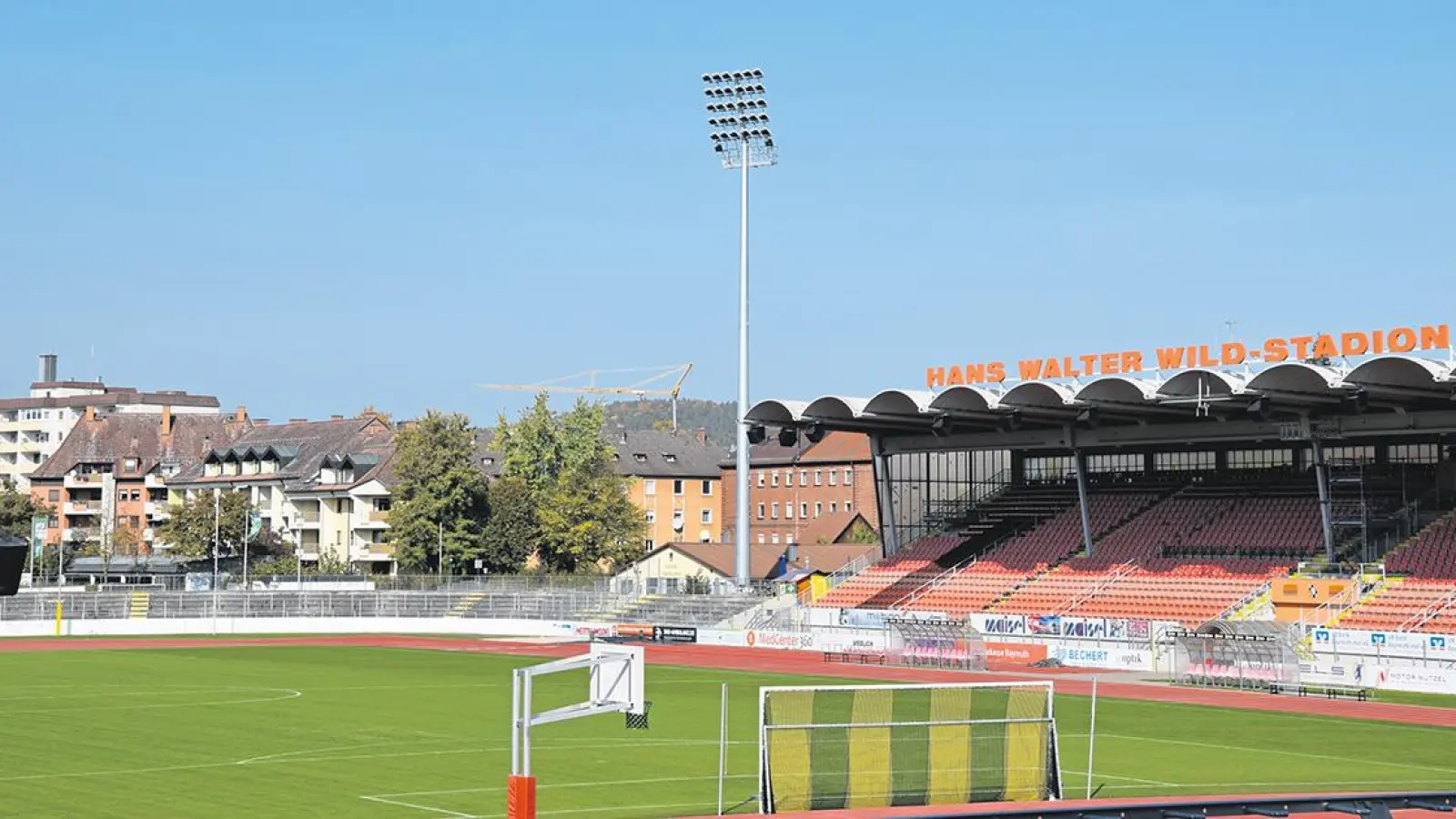 Das Flutlicht im Stadion steht (Foto: Lenkeit)