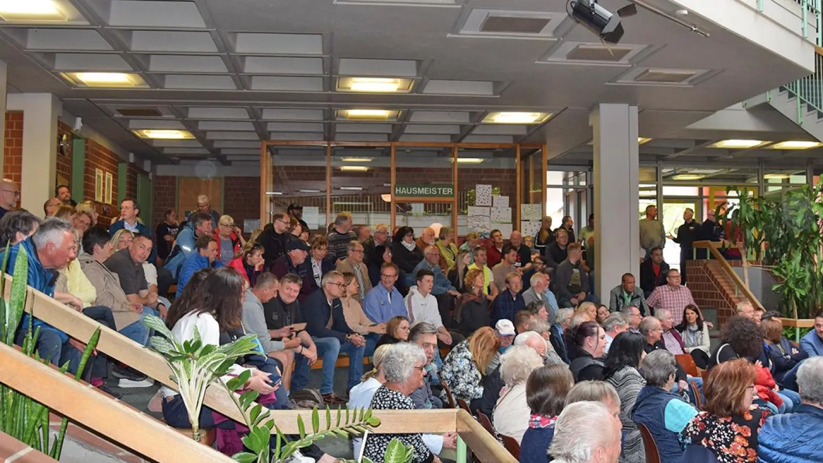 Asylbewerber kommen nach Eckersdorf: Landrat Wiedemann gibt Bürgern wichtiges Versprechen (Foto: Lenkeit)