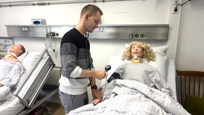 Pflege-Auszubildender Christopher Porkert im „Skills Lab”. Hier üben angehende Pflegefachkräfte realitätsnah, was sie nach ihrer Ausbildung können müssen.  (Foto: uf)