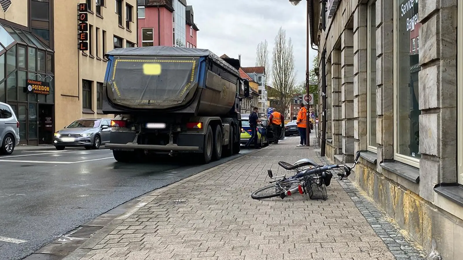 Am Freitagmorgen (28. April 2023) hat ein Lkw in Bayreuth ein Fahrrad erfasst. (Foto: Lenkeit)