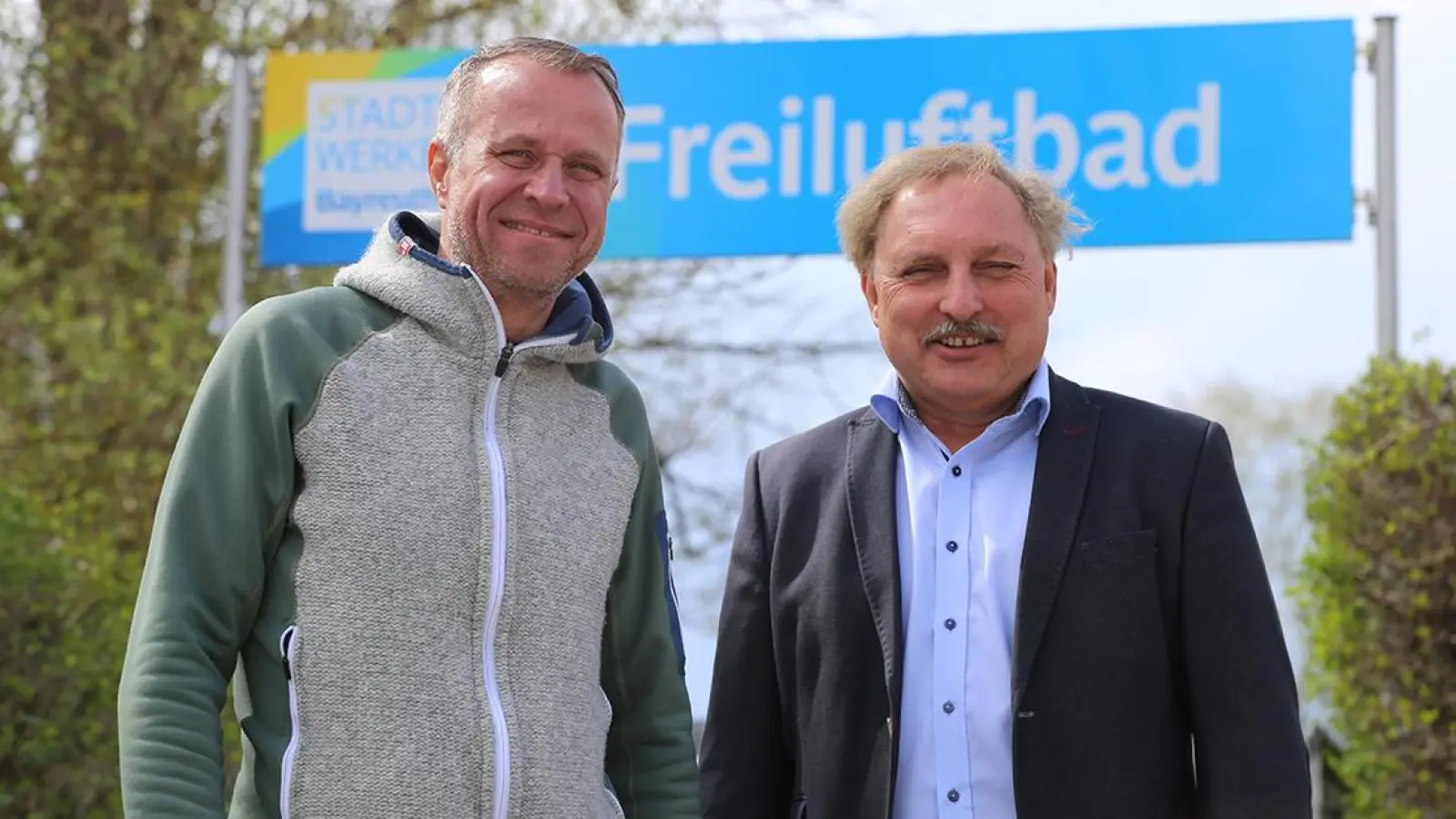 V.l.: Claus Schlienz und Harald Schmidt (Bäderleiter Stadtwerke Bayreuth) (Foto: red)