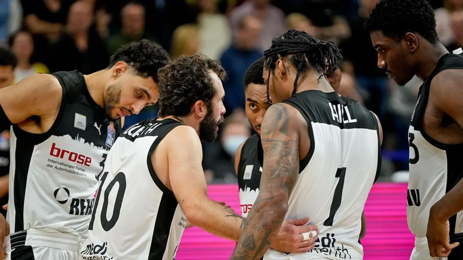 medi Bayreuth: Bastian Doreth schwört sein Team auf die Basketball-Spiele ein. (Foto: Thorsten Ochs)