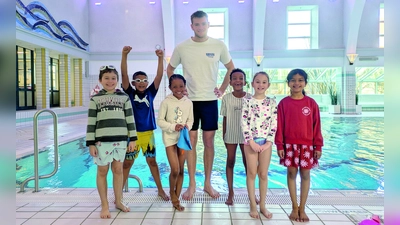 Niklas Hühnel und seine erfolgreichen Schwimmschüler.  (Foto: red )