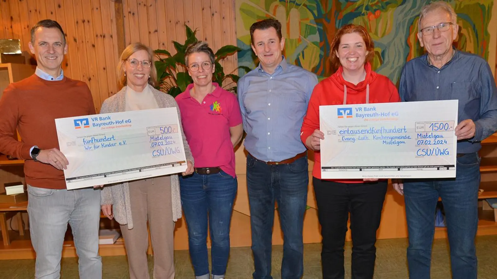 Glückliche Gesichter bei der Übergabe der beiden Schecks. (Foto: Dieter Jenß)