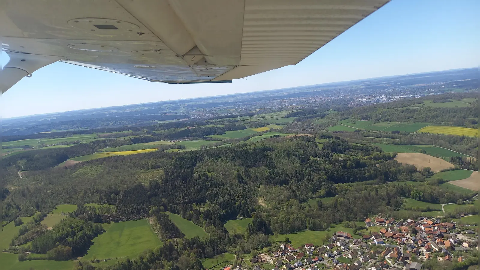 Blick aus einem Flugzeug der Luftrettungsstaffel Bayern e.V. (Foto: Sophia Schießl, Regierung von Oberfranken)