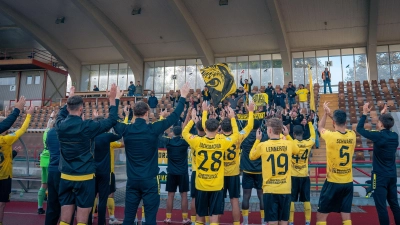 Wie nach dem Sieg bei Schwaben Augsburg am vergangenen Samstag (Bild) wollen die Spieler der Altstadt möglichst auch am Dienstag nach dem Spiel bei 1860 München mit den mitgereisten Fans feiern. (Foto: SpVgg Bayreuth/Simon Helfensdörfer)