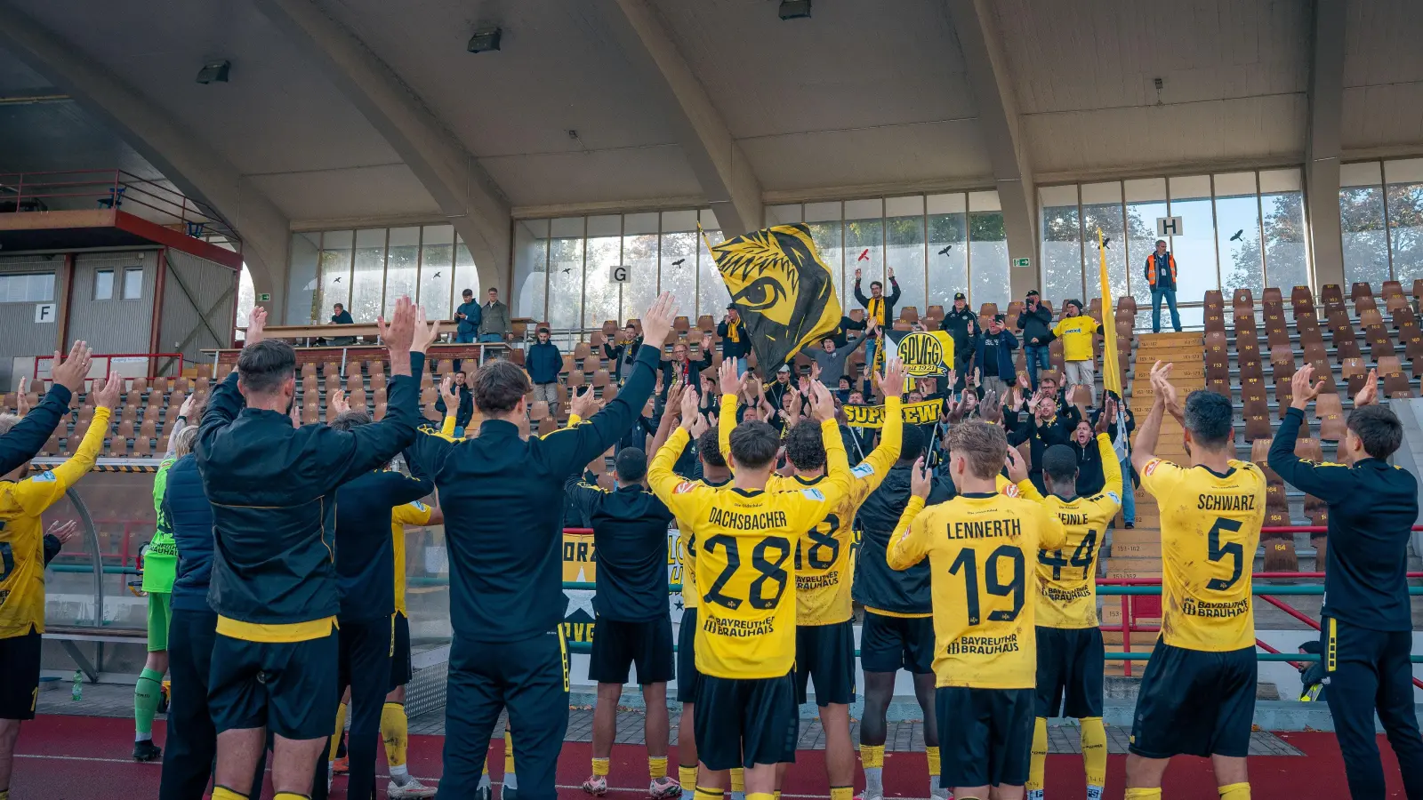 Wie nach dem Sieg bei Schwaben Augsburg am vergangenen Samstag (Bild) wollen die Spieler der Altstadt möglichst auch am Dienstag nach dem Spiel bei 1860 München mit den mitgereisten Fans feiern. (Foto: SpVgg Bayreuth/Simon Helfensdörfer)