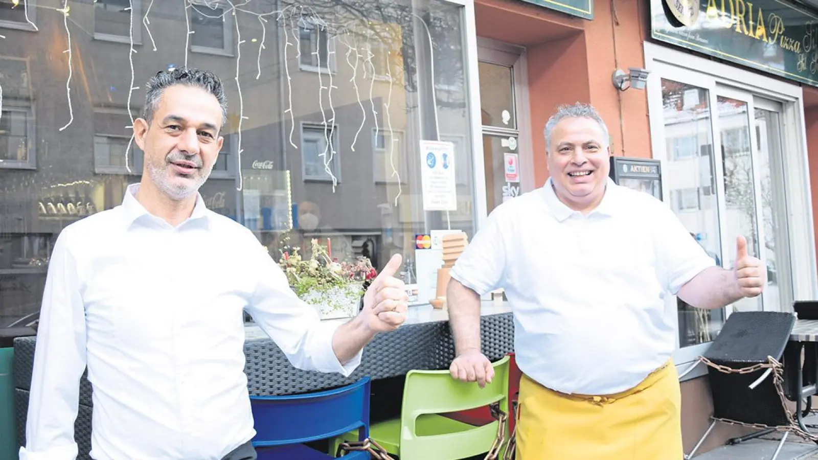 Trotz Schnee halten Claudio Secci und Vincenzo Preite die Stellung. (Foto: Jessica Mohr)