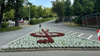 Musik in voller Blüte: Ein aus Blumen gestalteter Notenschlüssel vor dem Festspielhaus (Foto: gmu)