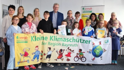 Kinder und Lehrkräfte der Grundschulen Bayreuth-Herzoghöhe, Gefrees, St. Johannis Bayreuth, der Graf-Botho-Grund- und Mittelschule Pottenstein sowie der Grundschule Hummeltal mit Oberbürgermeister Thomas Ebersberger und den Klimaschutzmanagements der Region Bayreuth bei der Preisverleihung der Aktion „Kleine Klimaschützer unterwegs 2025“ in der Region Bayreuth. (Foto: Stadt Bayreuth)