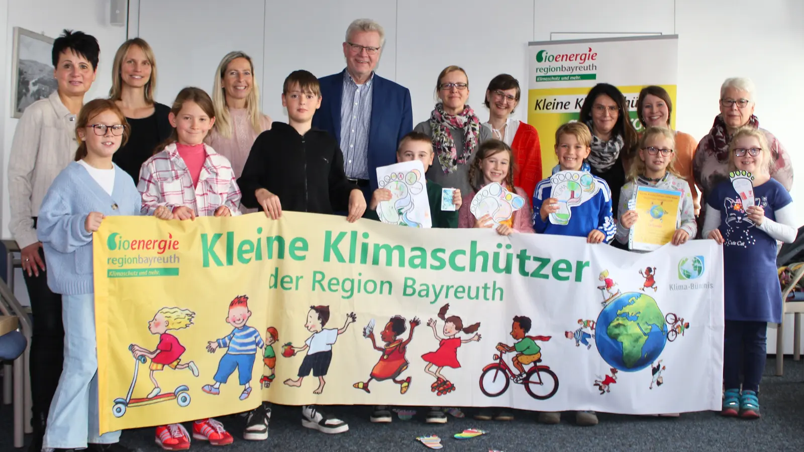 Kinder und Lehrkräfte der Grundschulen Bayreuth-Herzoghöhe, Gefrees, St. Johannis Bayreuth, der Graf-Botho-Grund- und Mittelschule Pottenstein sowie der Grundschule Hummeltal mit Oberbürgermeister Thomas Ebersberger und den Klimaschutzmanagements der Region Bayreuth bei der Preisverleihung der Aktion „Kleine Klimaschützer unterwegs 2025“ in der Region Bayreuth. (Foto: Stadt Bayreuth)