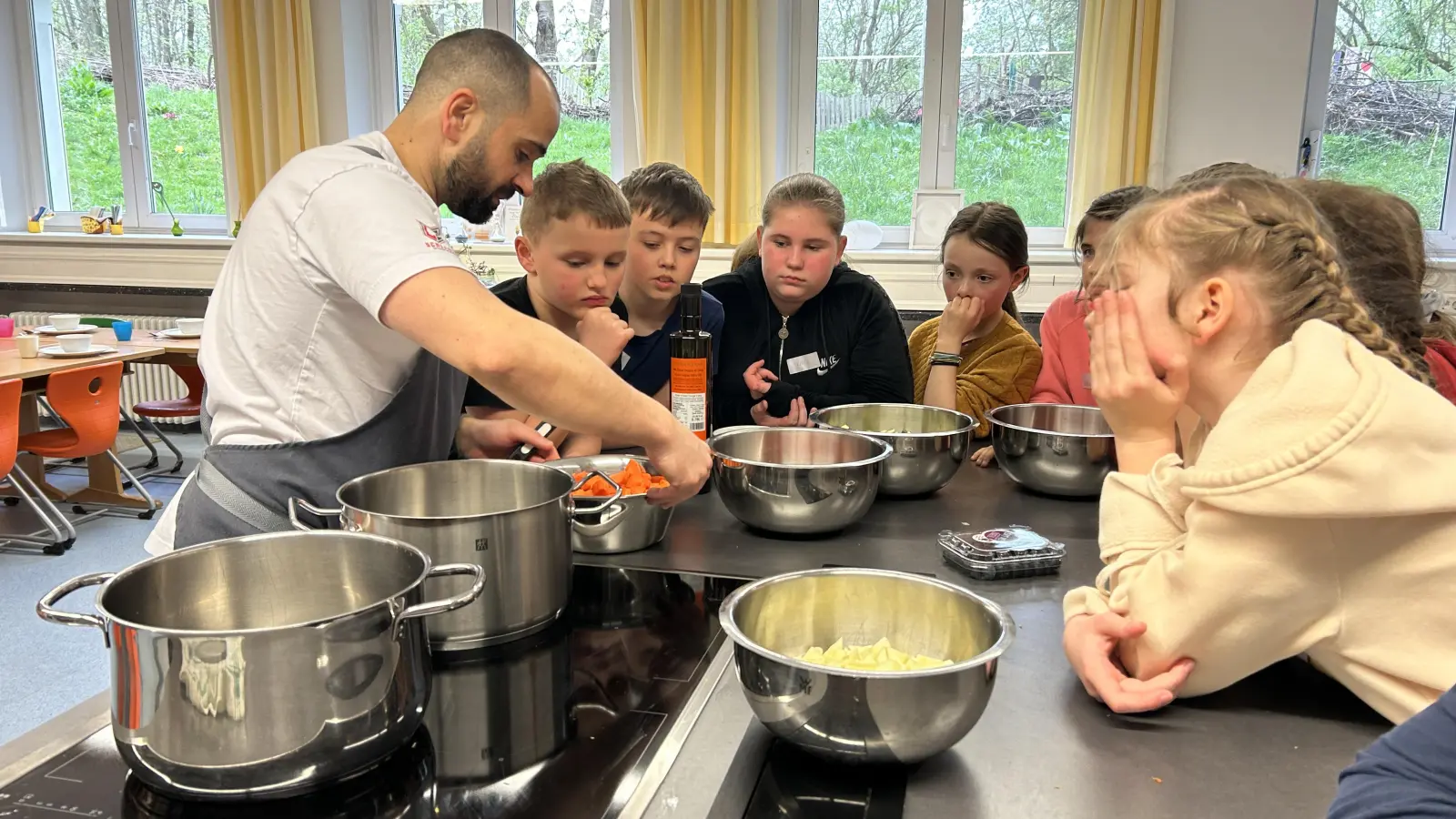 Die Klasse 4b der Grundschule Bayreuth-St. Georgen zauberte im April, zweimal mittwochs, ein Menü und hatten dabei viel Spaß.  (Foto: Munzert)