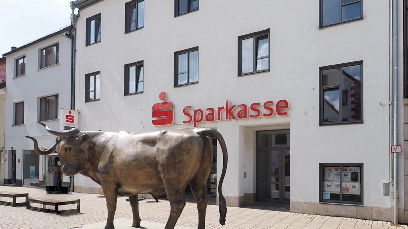 Die Sparkassenfiliale in Auerbach ist auch von der Fusion betroffen. Welche Folgen das für die Beschäftigten hat, ist derzeit noch unklar. (Foto: red)