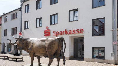 Die Sparkassenfiliale in Auerbach ist auch von der Fusion betroffen. Welche Folgen das für die Beschäftigten hat, ist derzeit noch unklar. (Foto: red)