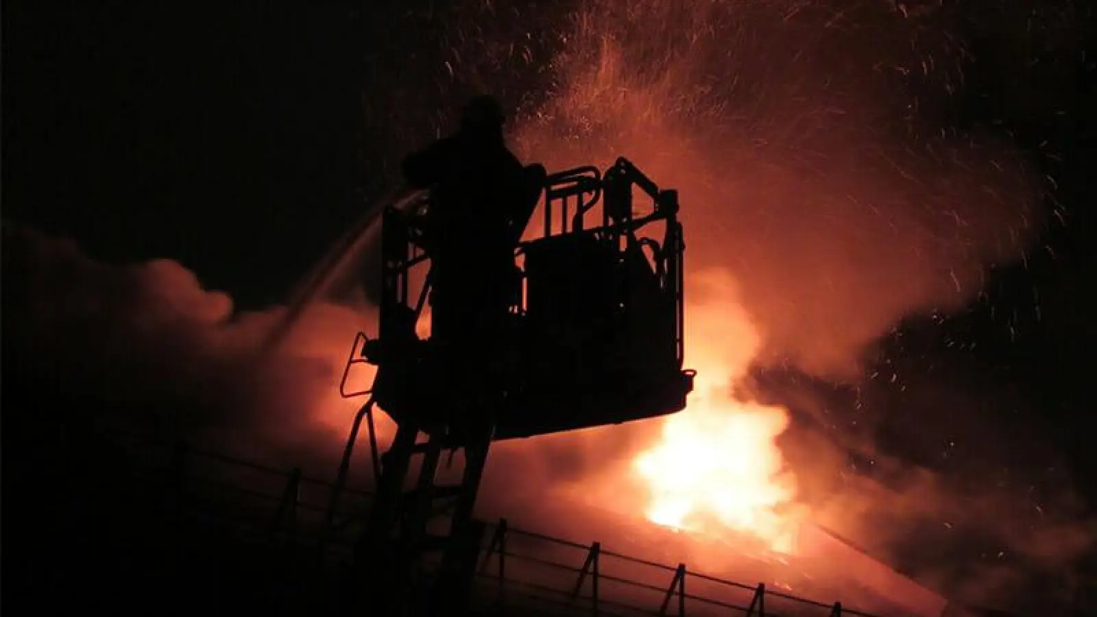 Feuerwehr rettet Bewohner aus brennendem Wohnhaus (Foto: pixabay)