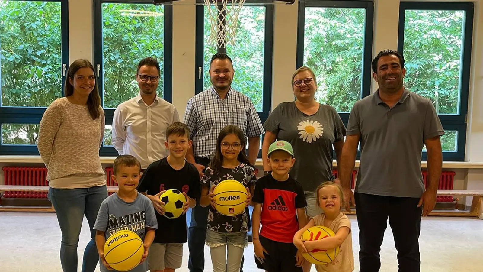 Geschäftsinhaber Igor Kushnir (3.v.l.) und Betriebsleiter Christian Stoschek (2.v.l.) vom Zeiss Vision Center <br>Bayreuth freuen sich, zusammen mit Alexis Karipidis, Vizepräsident BBC Bayreuth, das Projekt zu begleiten. (Foto: red)