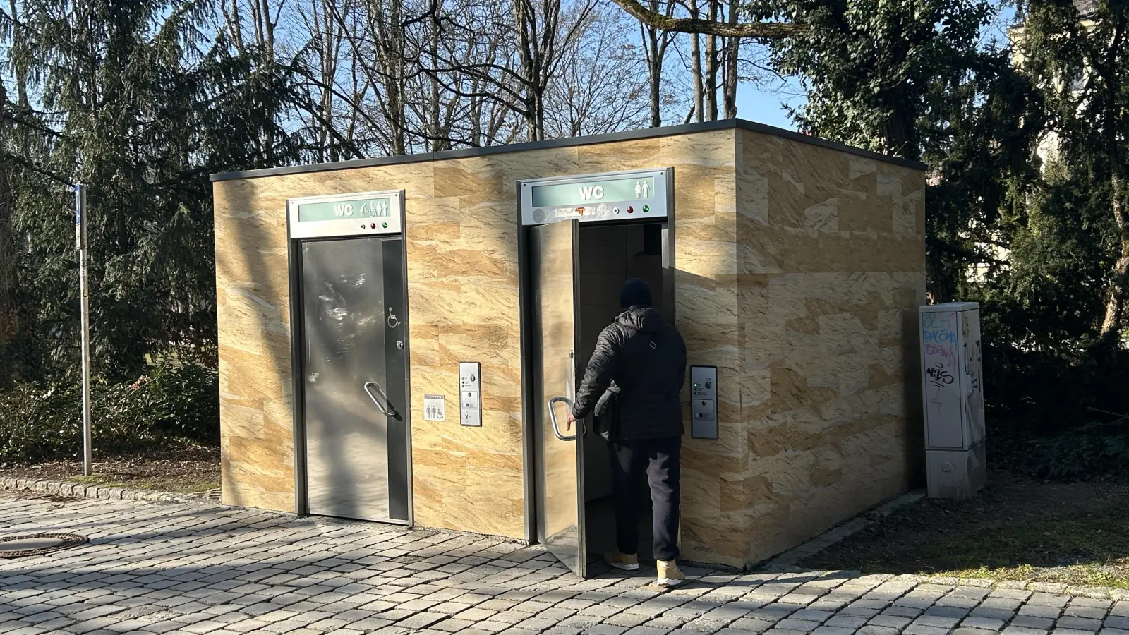 Der vollautomatische Toilettencontainer in der Wahnfriedstraße. Leuchtet die Signallampe rot, muss die Toilette nicht unbedingt geschlossen sein.  (Foto: gmu)