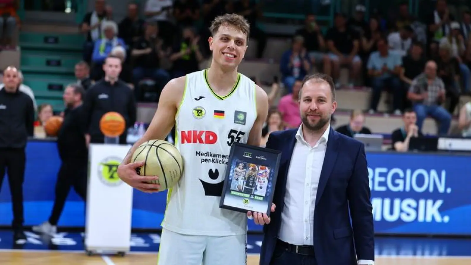 Am vergangenen Samstag wurde Lenny Liedtke noch als „Youngster des Jahres” geehrt, heute wurde er schon als Neuzugang in der BBL bei ratiopharm Ulm vorgestellt. (Foto: BBC Bayreuth/Peter Kolb)