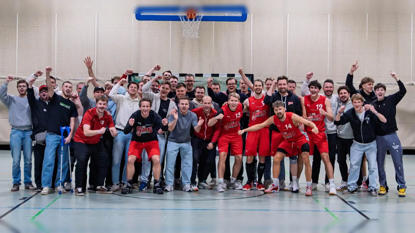Nach dem Sieg gegen die Bischberg Baskets durfte das Basketball-Team des BSC Saas Bayreuth zusammen mit seinen Fans das Vorrücken auf Tabellenplatz zwei in der Bezirksoberliga bejubeln. (Foto: Alexander Schmidt/BSC Saas)