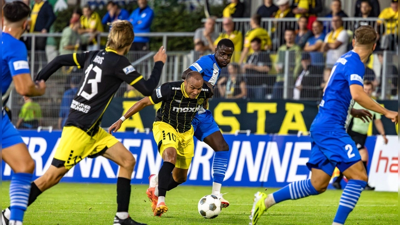 Stürmer Jann George (am Ball, hier im Heimspiel gegen den FV Illertissen) bleibt der SpVgg Bayreuth mit seiner Erfahrung auch in der kommenden Saison erhalten. (Foto: Archiv/Dirk Ellmer)