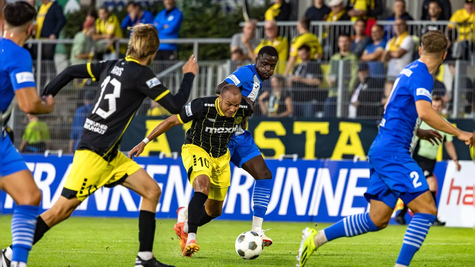 Stürmer Jann George (am Ball, hier im Heimspiel gegen den FV Illertissen) bleibt der SpVgg Bayreuth mit seiner Erfahrung auch in der kommenden Saison erhalten. (Foto: Archiv/Dirk Ellmer)