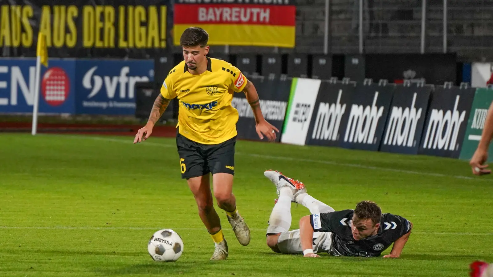 Mit Einsatz und Leidenschaft will die Altstadt nach der enttäuschenden Heimniederlage gegen Burghausen (Bild) wieder auf die Erfolgsspur zurückkehren. (Foto: Archiv/Stefan Dörfler)