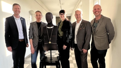 Landrat Florian Wiedemann, Künstlerin Anna Hirt, Regionalmanagerin der Region Bayreuth Monika Pellkofer, der Erste Bürgermeister der Stadt Creußen Martin Dannhäußer und Künstler Volker Wunderlich präsentieren das Körperschmuckwerk. (Foto: Region Bayreuth)