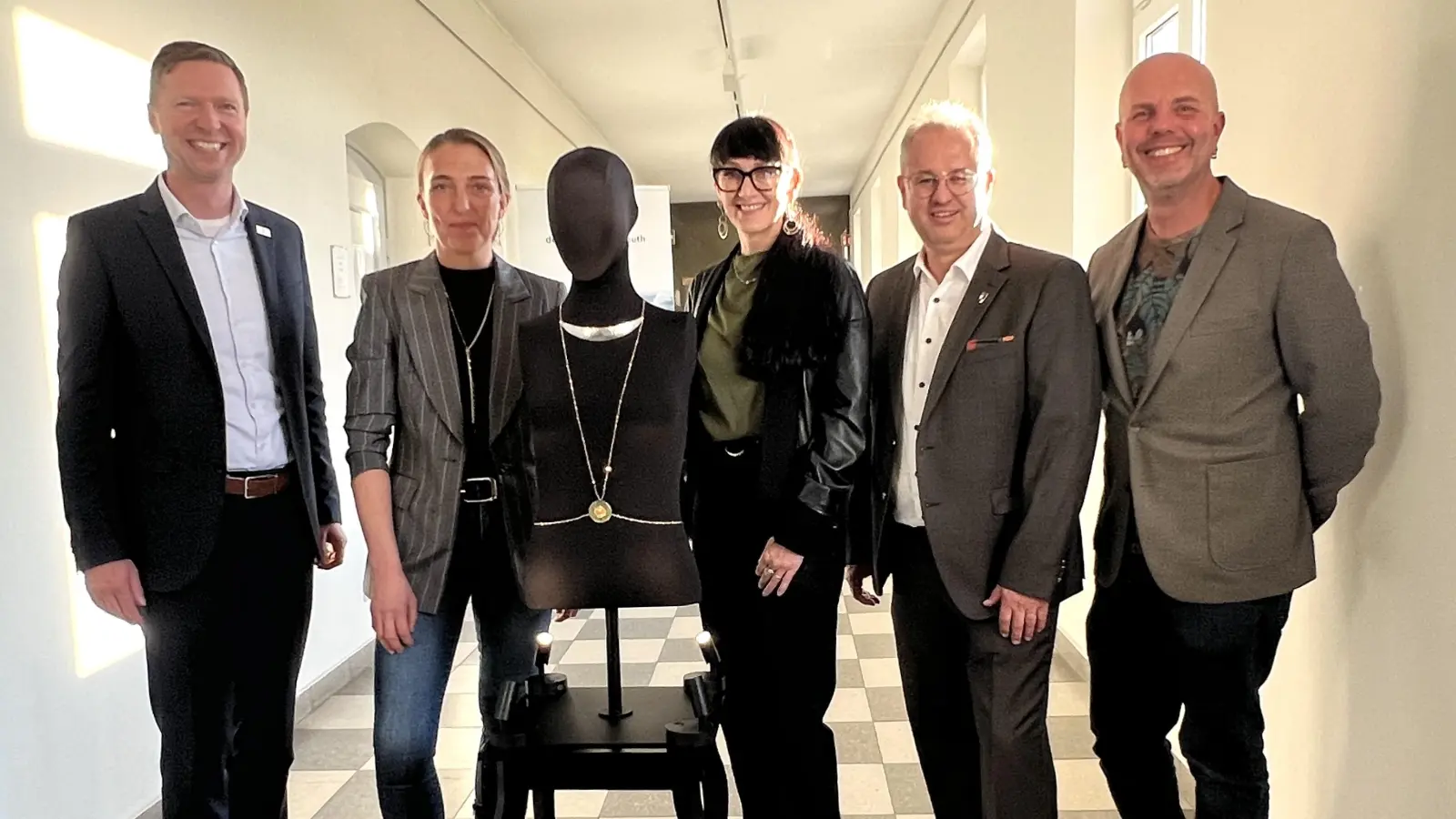 Landrat Florian Wiedemann, Künstlerin Anna Hirt, Regionalmanagerin der Region Bayreuth Monika Pellkofer, der Erste Bürgermeister der Stadt Creußen Martin Dannhäußer und Künstler Volker Wunderlich präsentieren das Körperschmuckwerk. (Foto: Region Bayreuth)