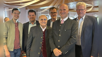 V.l.: Adrian Roßner, MdL Stefan Frühbeißer, Manfred Thümmler, Klaus Liebig, Wolfgang Krebs, Oberbürgermeister Thomas Ebersberger. 	 (Foto: Munzert)
