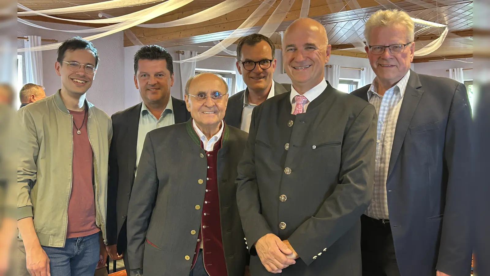 V.l.: Adrian Roßner, MdL Stefan Frühbeißer, Manfred Thümmler, Klaus Liebig, Wolfgang Krebs, Oberbürgermeister Thomas Ebersberger. 	 (Foto: Munzert)