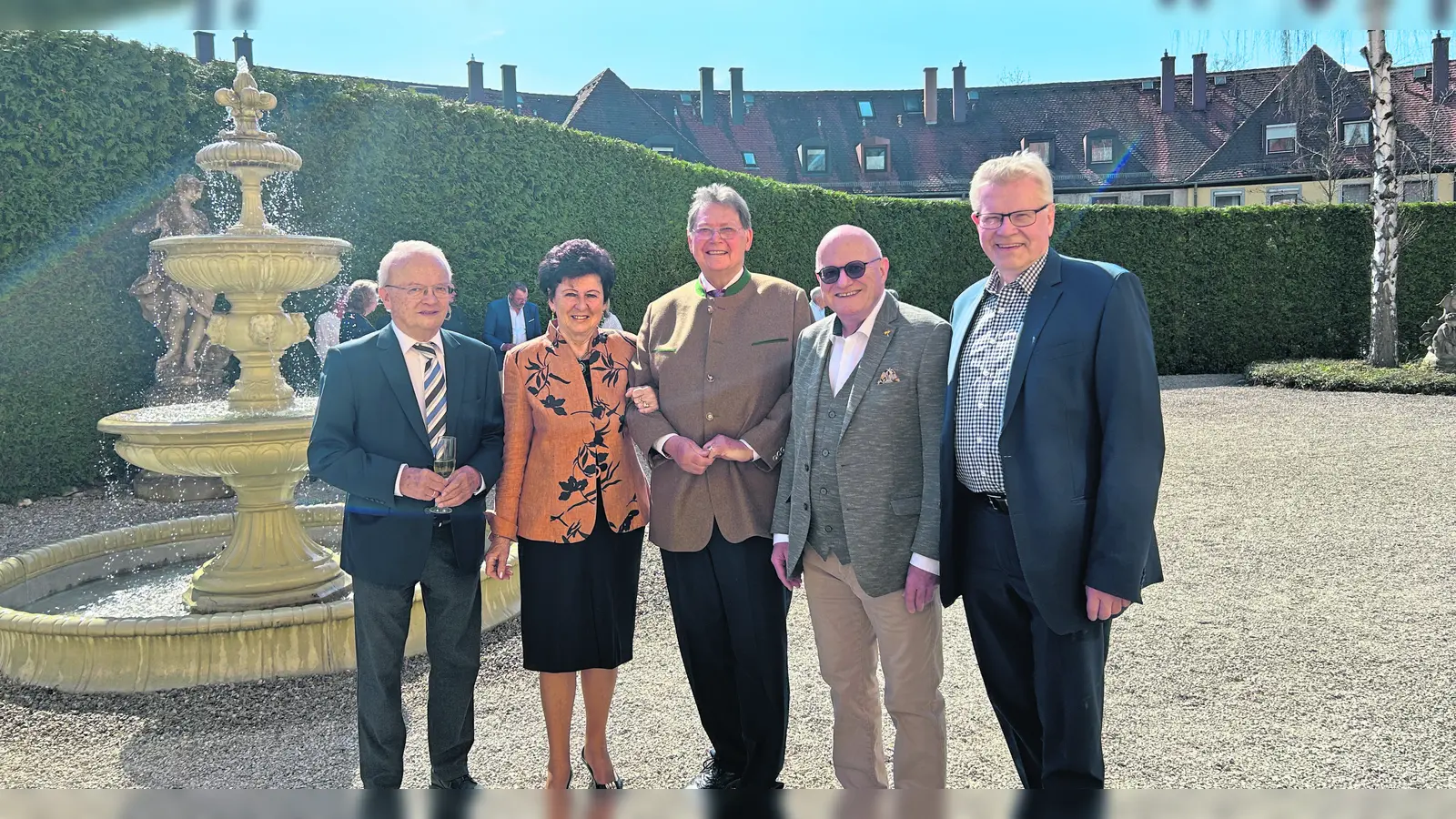 Altoberbürgermeister Dr. Dieter Mronz, Inge und Peter Rothenbücher, Berufsmäßiger Stadtrat Ulrich Pfeifer und Oberbürgermeister Thomas Ebersberger beim Empfang auf Schloss Birken.  (Foto: W. Munzert)