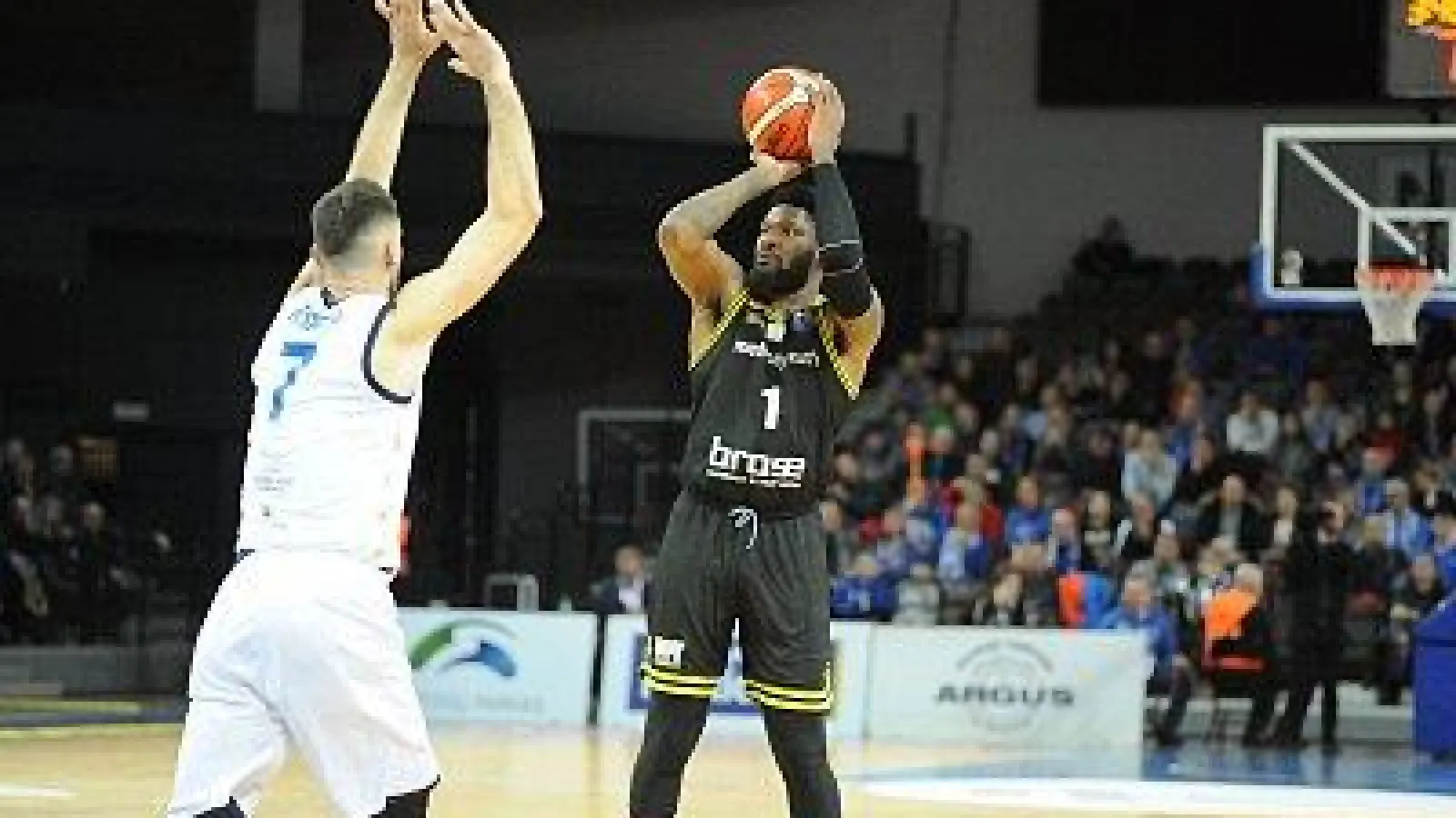 Adonis Thomas mit einem Dreier / Foto: ochsenfoto.de (Foto: inBayreuth.de)