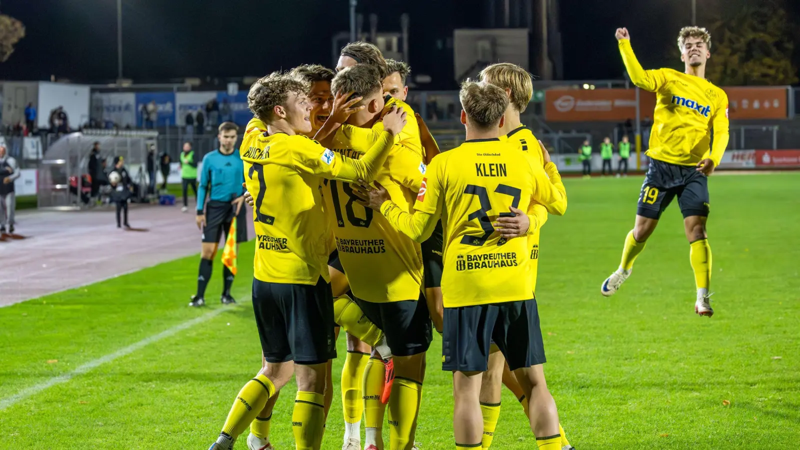 So wie auf unserem Bild aus dem Spiel gegen den FC Augsburg II hofft Tino Lennerth (hinten, rechts) auch in der kommenden Saison möglichst viele Tore für die SpVgg Bayreuth bejubeln zu können. (Foto: Archiv/Dirk Ellmer)