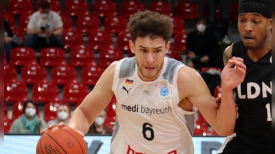 Kevin Wohlrath - hier am Ball in einer Szene während seiner ersten Verpflichtung durch medi Bayreuth in der Saison 2021/22 - kehrt in der neuen Saison 2026/27 zum Zweitbundesligateam von Medikamente per Klick Bayreuth an den Roten Main zurück. (Foto: Thorsten Ochs)