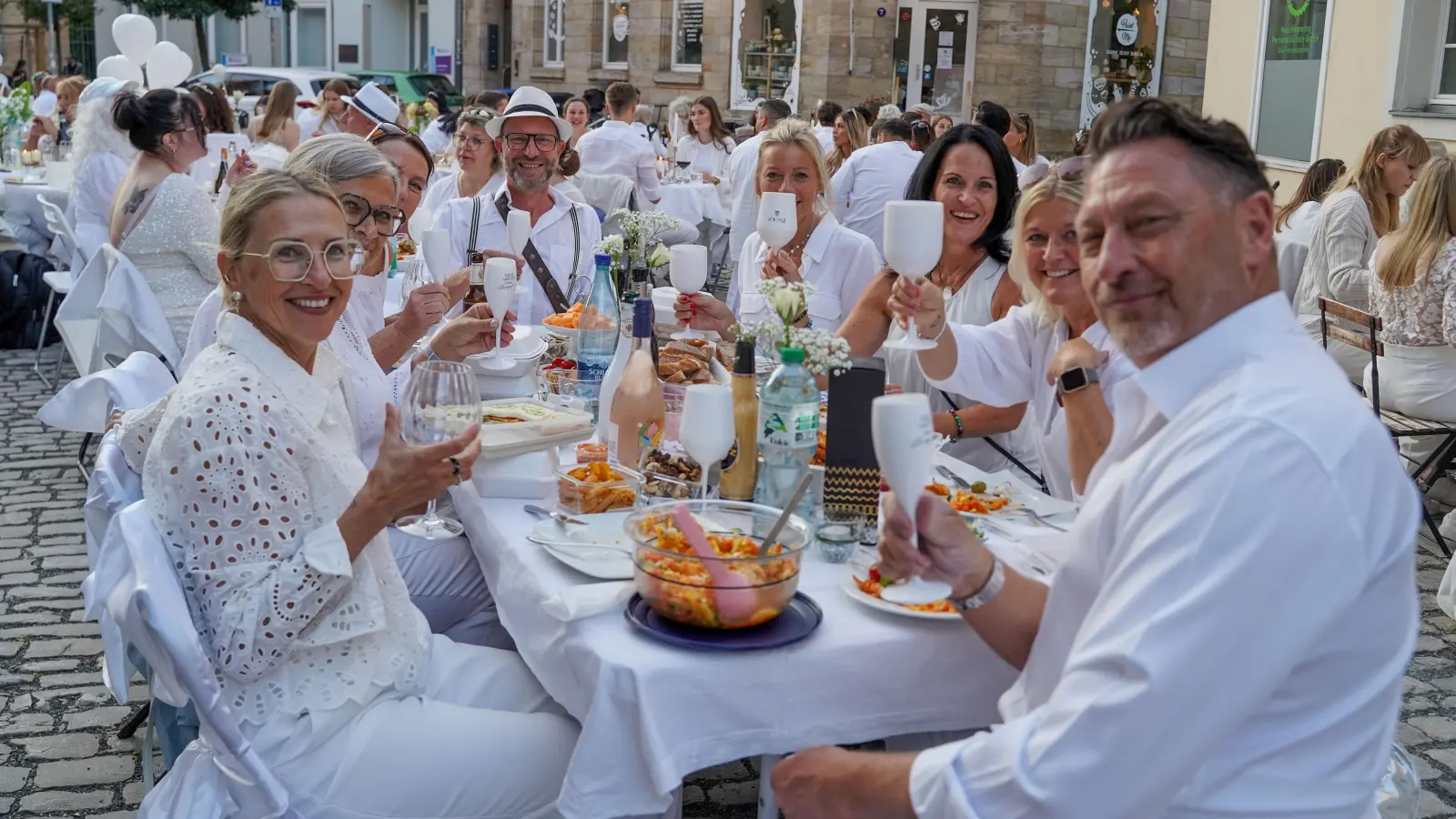 Diner en blanc: Nach dem Vorbild französischer Picknicks im Freien brachten die Teilnehmer alles selbst mit, Tische, Stühle, Speisen und Getränke.  (Foto: sd)