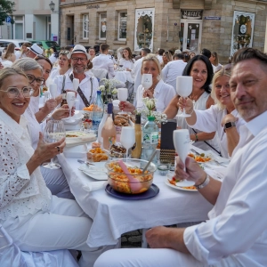 Diner en blanc: Nach dem Vorbild französischer Picknicks im Freien brachten die Teilnehmer alles selbst mit, Tische, Stühle, Speisen und Getränke.  (Foto: sd)