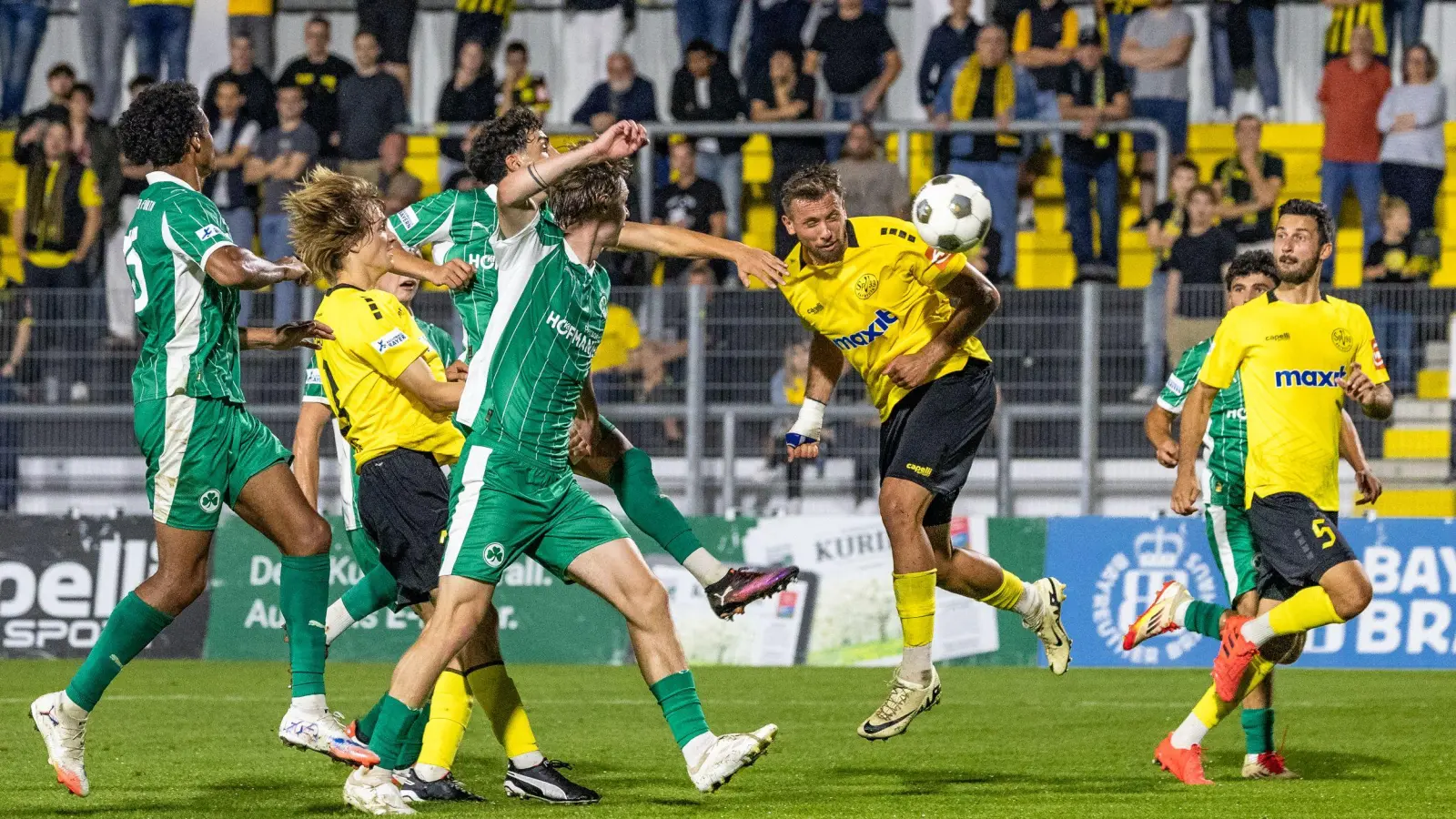 Trotz aller Bemühungen gab es für die Altstadt heute Abend kein Durchkommen gegen die Fürther Abwehr. (Foto: Dirk Ellmer)