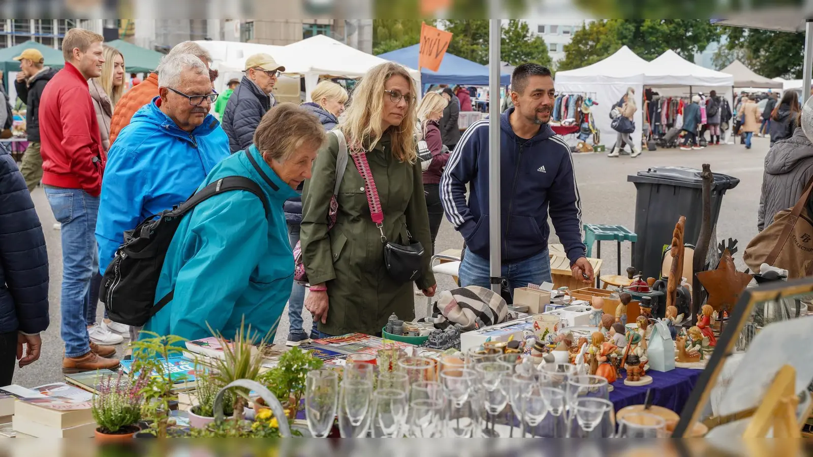 Am Samstag und Sonntag kann man wieder stöbern auf dem Frühjahrsflohmarkt auf dem Volksfestplatz.  (Foto: sd)